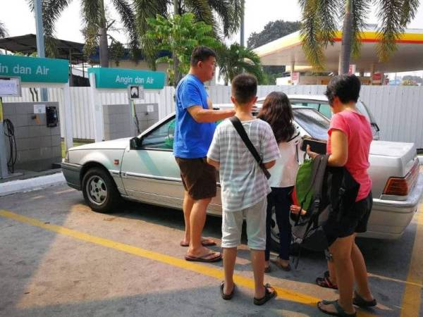 Chee Heng ketika melihat kenderaan yang terlibat dalam kejadian tersebut. - Foto Facebook Kuan Chee Heng