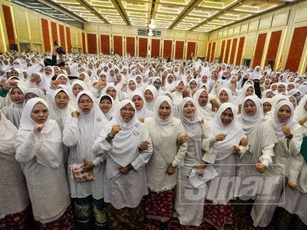 Ketua Wanita UMNO, Datuk Noraini Ahmad, Ketua Dewan Muslimat Pas dan Ketua Puteri UMNO, Datuk Zahida Zarik Khan serta ahli-ahli Wanita UMNO, Puteri UMNO, Dewan Muslimat Pas dan Ameerah Pas bergambar bersama selepas sesi Tadabbur Surah As-Saff pada Himpunan Penyatuan Ummah UMNO Pas di PWTC hari ini. –Foto Sinar Harian SHARIFUDIN ABDUL RAHIM