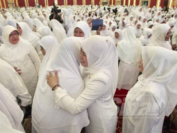 Ketua Wanita UMNO, Datuk Noraini Ahmad, beramah mesra bersama ahli-ahli Wanita UMNO, Puteri UMNO, Dewan Muslimat Pas dan Ameerah Pas selepas sesi Tadabbur Surah As-Saff pada Himpunan Penyatuan Ummah UMNO PAS di PWTC hari ini. Foto Sinar Harian ZAHID IZZANI