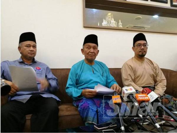 Tosrin (tengah) pada sidang media di sini hari ini. 