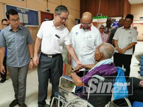 Boon Chye melawat dan beramah mesra bersama seorang pesakit yang menerima rawatan selepas Majlis Dialog Bersama Kakitangan Klinik Kesihatan Sungai Lembing di sini hari ini.