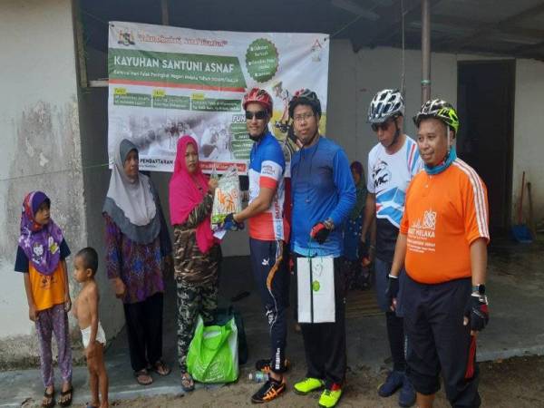 Penyerahan bantuan zakat di Kampung Baru KSB pada minggu lalu.