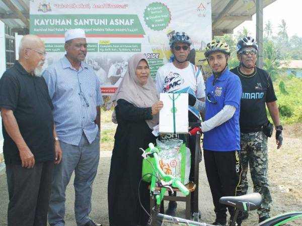 Penyerahan bantuan zakat di Kampung Pasir Gembur, Tanjung Bidara pada 8 September.