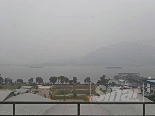 Tinjauan Sinar Harian dari menara kawalan Kolej Perikanan Sultan Nazrin Muizzudin Shah menunjukkan keadaan berjerebu di kawasan Seri Manjung yang mencatatkan IPU 141 hari ini.