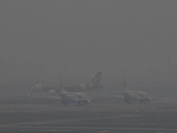Ruang udara di Lapangan Terbang Antarabangsa Kuala Lumpur (KLIA) dilanda jerebu sehingga menghadkan jarak penglihatan. Indeks Pencemaran Udara (IPU) bagi kawasan Banting merekodkan bacaan pada 148 pada jam 4 petang. - Foto Bernama