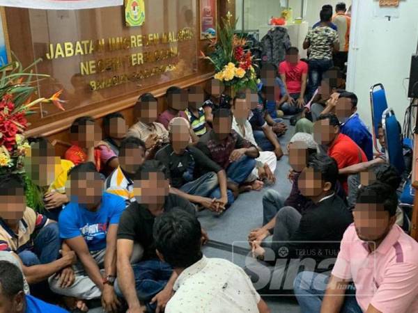 PATI yang ditahan dibawa ke Unit Penguatkuasa Imigresen Terengganu untuk pemeriksaan lanjut.