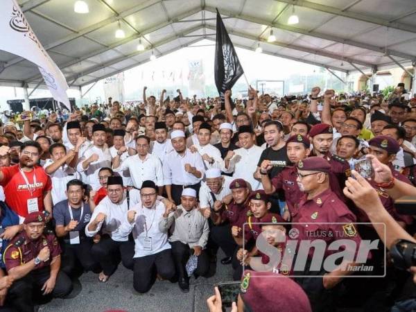 Pemuda UMNO dan Pemuda Pas merakamkan gambar kenangan selepas Town Hall Anak Muda Himpunan Penyatuan Ummah di PWTC hari ini. - Foto: Sharifudin Abdul Rahim