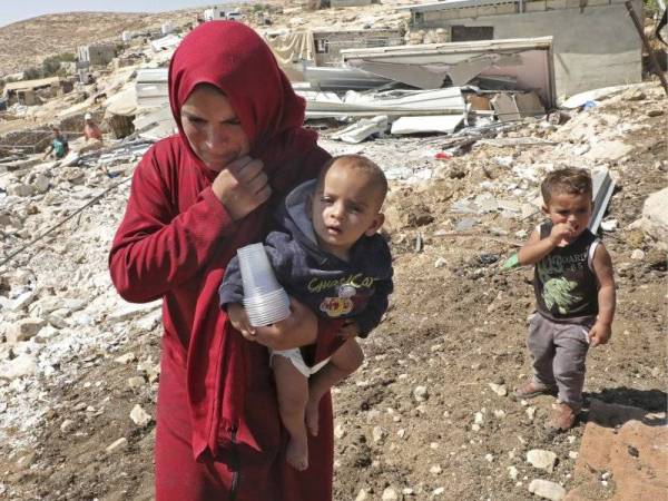Seorang wanita dan dua anak kecilnya hilang tempat tinggal selepas tentera Israel memusnahkan karavan keluarganya di Al-Khalil.