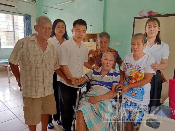 Lai Yee (dua dari kanan) bersama Kok Ngaw (berkerusi roda) kini gembira di tempat baharu yang lebih selesa dengam bantuan MCA Perak.