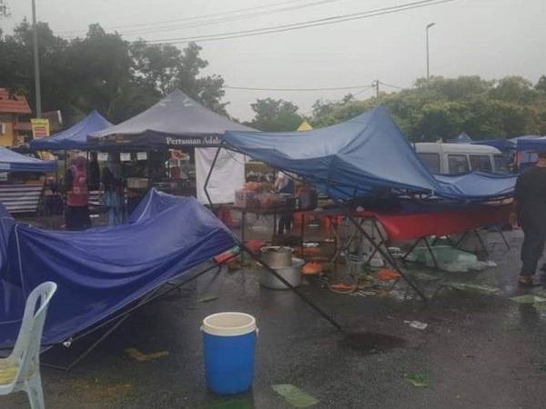 Kerosakan khemah di lapang jaja Bandar Seri Jempol. - Foto orang awam
