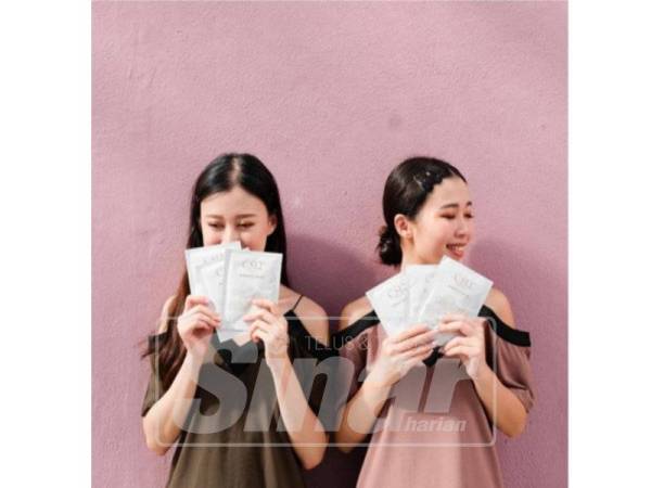 CS12 Miracle Mask yang menggunakan kain sutera tiga lapisan mengandungi ekstrak bunga-bungaan dan vitamin B3 bagi mengurangkan antikeradangan kulit wajah sensitif.