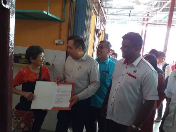 Anthony Loke meninjau sekitar Pusat Penjaja Mantin di sini semalam.