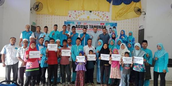 Roslan bersama barisan pimpinan PKR Gua Musang dan pelajar yang menerima sumbangan cermin mata.