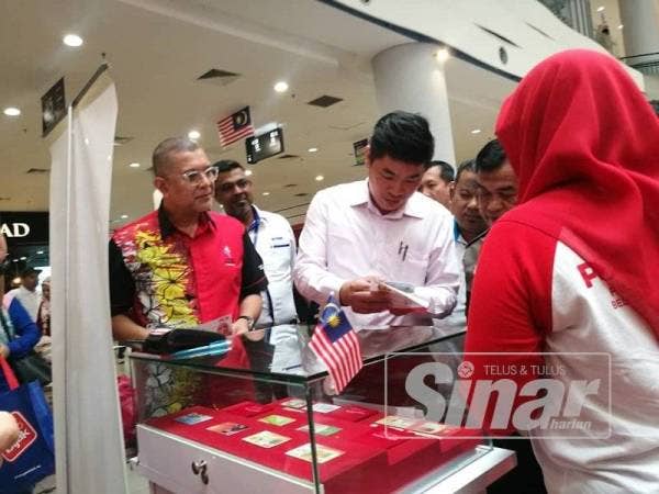 Ken Hwa melihat pameran pada Program MyMerdeka Sayangi Malaysiaku: Malaysia Bersih 2019 di sini hari ini.