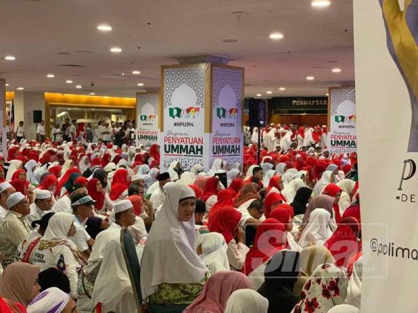 Orang ramai memenuhi segenap ruang di dalam PWTC.