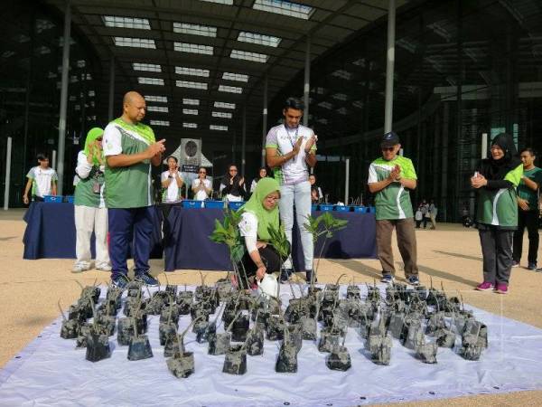 Isnaraissah Munirah menanam benih pokok sebagai simbolik Kempen Go Nature 2.0 di Universiti Teknologi Petronas Seri Iskandar hari ini.