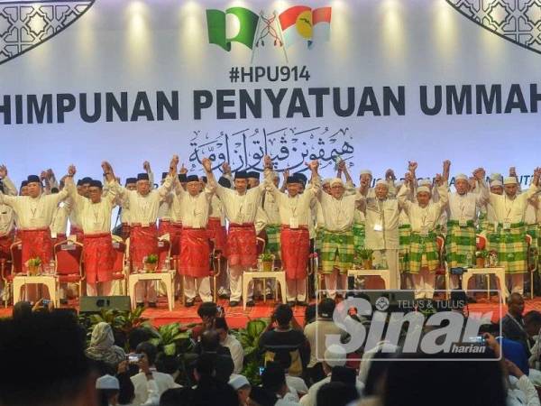 Ahmad Zahid Hamidi dan Presiden Pas, Datuk Seri Abdul Hadi Awang bersama pimpinan-pimpinan tertinggi UMNO dan Pas mengangkat tangan bersama-sama pada Himpunan Penyatuan Ummah di PWTC hari ini. -
Foto: SHARIFUDIN ABDUL RAHIM
