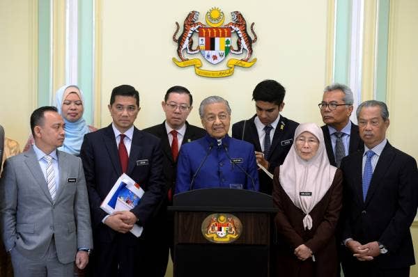Dr Mahathir (tengah) pada Sidang Media selepas Mempengerusikan Mesyuarat Khas Jemaah Menteri Mengenai Wawasan Kemakmuran Bersama 2021-2030 di Bangunan Perdana Putra hari ini. -Foto Bernama