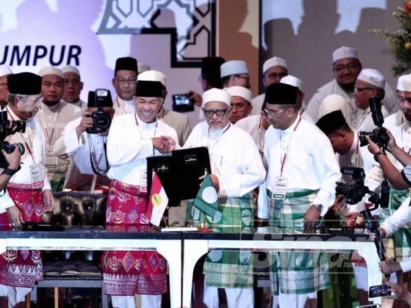 Ahmad Zahid dan Abdul Hadi menandatangani piagam Permuafakat Nasional pada Himpunan Penyatuan Ummah di PWTC hari ini.
-Foto Sinar Harian SHARIFUDIN ABDUL RAHIM