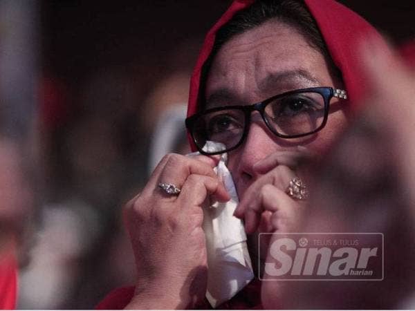 Tangisan oleh ahli-ahli UMNO dan Pas yang melihat majlis bersejarah penyatuan rasmi UMNO dan Pas pada Himpunan Penyatuan Ummah di Dewan Merdeka hari ini. - Foto Sinar Harian ZAHID IZZANI
