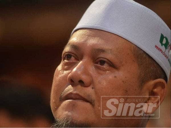 Tangisan oleh ahli-ahli UMNO dan Pas yang melihat majlis bersejarah penyatuan rasmi UMNO dan Pas pada Himpunan Penyatuan Ummah di Dewan Merdeka hari ini. - Foto Sinar Harian SHARIFUDIN ABDUL RAHIM
