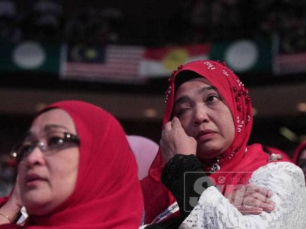 Tangisan oleh ahli-ahli UMNO dan Pas yang melihat majlis bersejarah penyatuan rasmi UMNO dan PAS pada Himpunan Penyatuan Ummah di Dewan Merdeka hari ini. - Foto Sinar Harian ZAHID IZZANI
