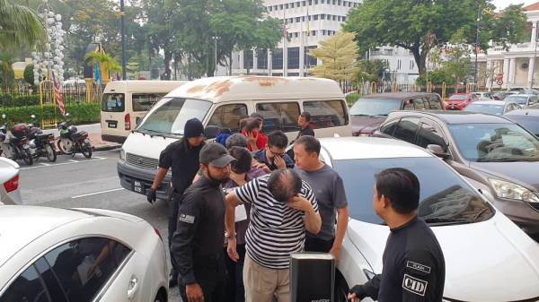 Kesemua tertuduh dibawa ke Mahkamah Sesyen Georgetown, Khamis lalu.
