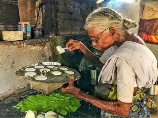 Sejak 30 tahun lalu, Kamalaathaal membuka gerai kecil menjual idli dengan harga yang sangat murah. 