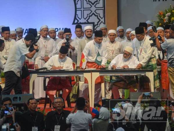 Presiden UMNO, Datuk Seri Ahmad Zahid Hamidi dan Presiden Pas, Datuk Seri Abdul Hadi Awang menandatangani Piagam Muafakat Nasional pada Himpunan Penyatuan Ummah di PWTC hari ini. - Foto SHARIFUDIN ABDUL RAHIM