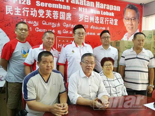 Seh Yong (duduk, tengah) pada sidang media di pejabatnya di Lobak, Seremban hari ini.