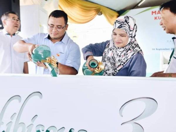 Amirudin (dua dari kiri) membuat gimik pelancaran sewaktu Majlis Penyerahan Kunci Projek Pembangunan Hibiscus 3 di Sungai Buloh hari ini. - Foto: Ihsan Pejabat Menteri Besar