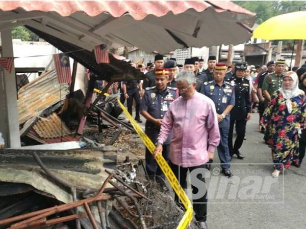 Al-Sultan Abdullah berkenan mencemar duli melawat rumah mangsa kebakaran selepas bertemu dengan mangsa kebakaran di Dewan Sekolah Jenis Kebangsaan (C) Sungai Lembing di sini hari ini.