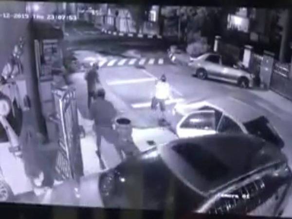 Rakaman kamera litar tertutup (CCTV) yang memaparkan detik cemas dialami wanita berusia 46 tahun itu.