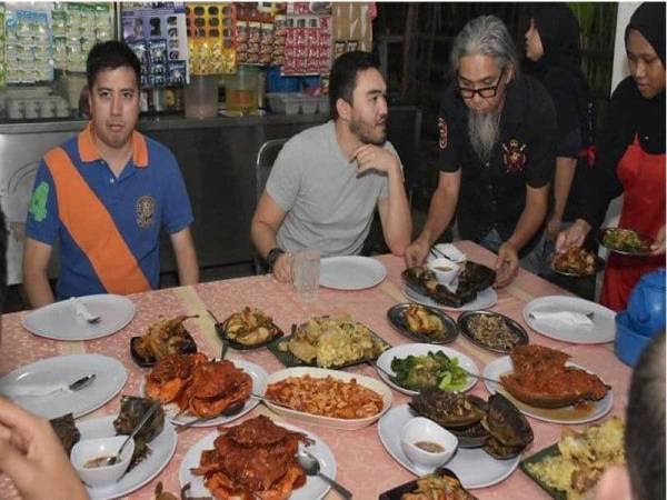 Taugeh menyediakan santapan kepada Tengku Amir Shah.