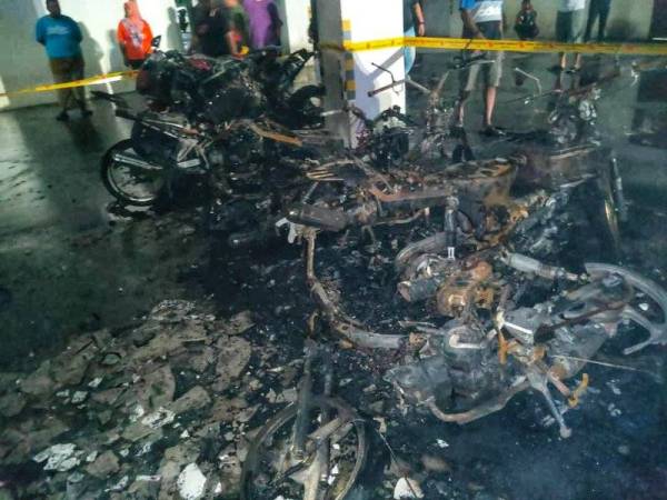 Antara tujuh motosikal yang terbakar keseluruhan dalam kejadian di Pangsapuri Desa Tenaga Batu 3 1/2 Jalan Klang Lama di sini awal pagi ini. Foto: JBPM KL