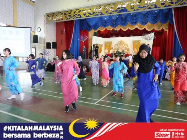 Pelajar perempuan diberi peluang untuk mempersembahkan tarian joget setelah diajar dalam kem berkenaan.