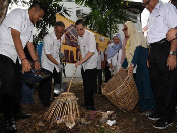 Dr Dzulkefly (dua dari kiri) dan Guan Eng (tiga dari kiri) melakukan gotong-royong membersihkan kawasan Taman Bagan Baru selepas majlis pelancaran Program Kampungku Sihat Peringkat Parlimen Bagan dan Gotong-royong Mega 2.0 Perangi Aedes Peringkat Kebangsaan 2019 hari ini. Foto: Bernama