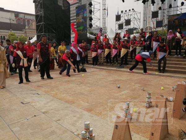 Khalid mencuba permainan baling tin pada Festival Permainan Malaysia @Kuala Lumpur di Dataran Merdeka hari ini.