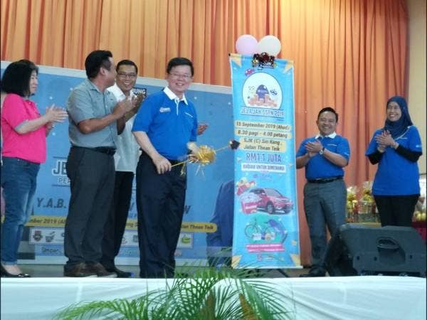 Wan Saiful (dua dari kanan) dan Kon Yeow (empat dari kiri) merasmikan Program Jelajah SSPN 2019 Peringkat Pulau Pinang di SJKC Sing Kang hari ini.