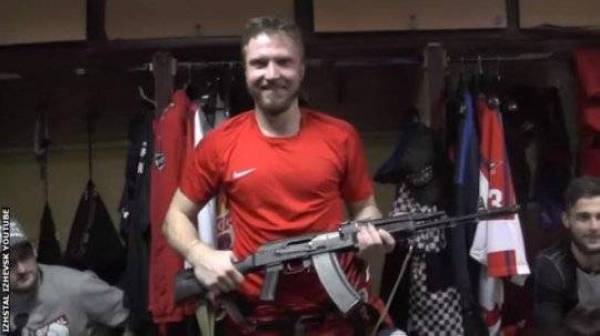 Savely Kononov dihadiahkan senapang jenis AK47 selepas bergelar pemain terbaik hoki ais.