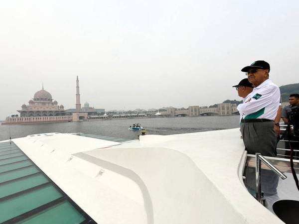 Perdana Menteri Tun Dr Mahathir Mohamad menyaksikan pusingan akhir perlumbaan bot di antara Universiti Malaya dan Universiti Putra Malaysia pada Pertandingan 'The Boat Race Putrajaya 2019' di Tasik Putrajaya hari ini. - Foto Bernama