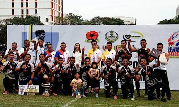 Terengganu muncul juara kategori kelompok utama atau ‘Men Core’ Kejohanan Siri Ragbi 7 sepasukan Kebangsaan 2019 selepas mengalahkan Kelantan 24-5 dalam perlawanan akhir yang berlangsung di Padang Ipoh di sini, hari ini.Foto- Bernama