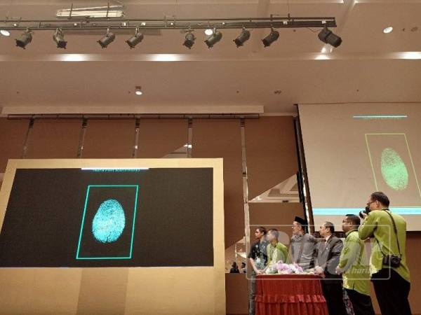 Dr Mohd Fikri (tiga dari kiri) merasmikan persidangan itu di sini semalam. 