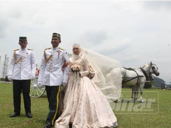 Sofea bersama pasangannya, Muhammad Uzair diraikan persandingan ala cinderella di Iskandar Polo Club di sini semalam.