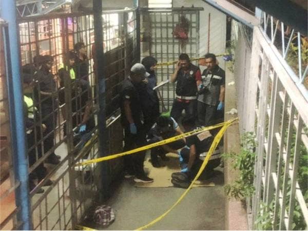 Anggota forensik melakukan pemeriksaan di lokasi kejadian.