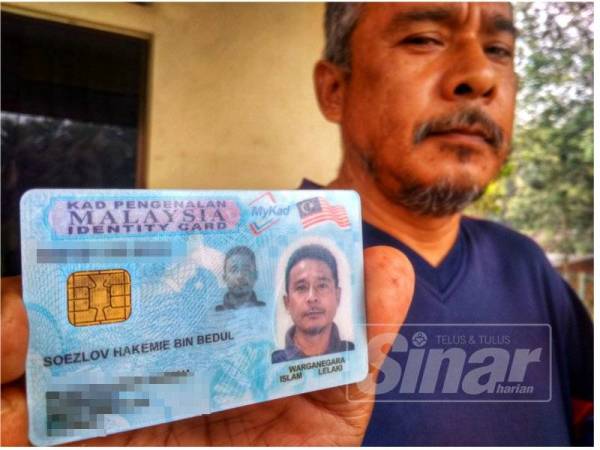 Soezlov Hakemie menunjukkan kad pengenalannya.