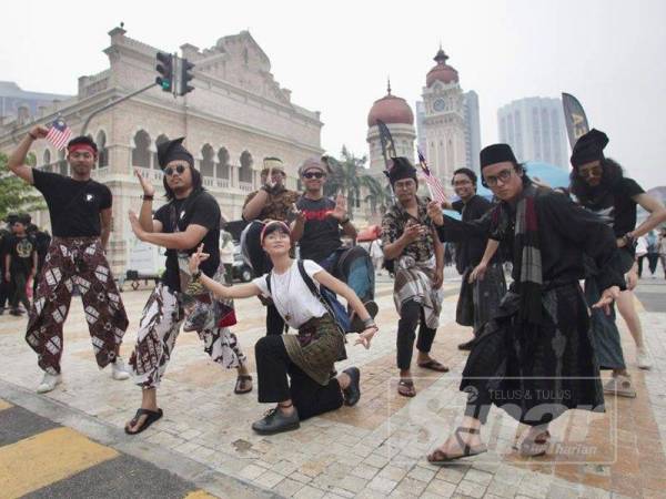 Antara pengunjung di Dataran Merdeka yang segak bertanjak sempena Sambutan Hari Malaysia hari ini. - Foto ZAHID IZZANI