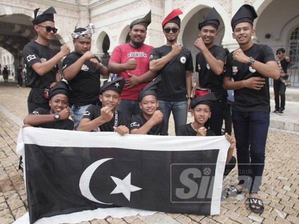 Antara pengunjung di Dataran Merdeka yang segak bertanjak sempena Sambutan Hari Malaysia hari ini. - Foto ZAHID IZZANI