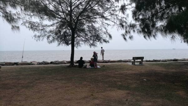 Aktiviti riadah masih dilakukan dilakukan di pesisir pantai di Pontian.