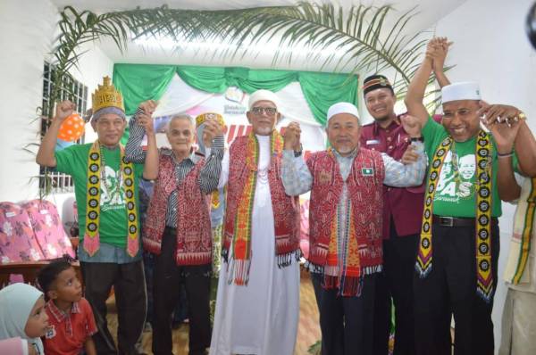 Abdul Hadi(tiga kanan) bersama kepimpinan Pas dan DHPP meraikan sambutan Hari Malaysia ke-56 di rumah panjang RH Gima, Kuala Tatau, Bintulu Sarawak hari ini. FOTO: FB Muhtar Suhaili As-Sarawaki